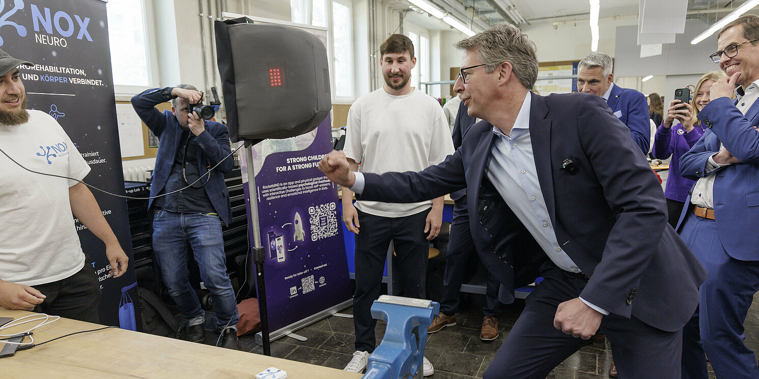 Ein Minister boxt sich durch: Der Bayerische Staatsminister für Wissenschaft und Kunst, Markus Blume, testete im MakerSpace der OTH Regensburg ein neuroaktives Trainingssystem des Start-ups NOX Neurodynamics. Foto: OTH Regensburg/Florian Hammerich