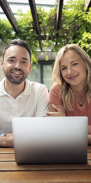 Die Studierenden haben die OTH Regensburg im CHE-Ranking 2026 hervorragend bewertet. Foto: OTH Regensburg/Florian Hammerich Ein Mann und eine Frau sitzen in einem Innenhof vor einem Laptop