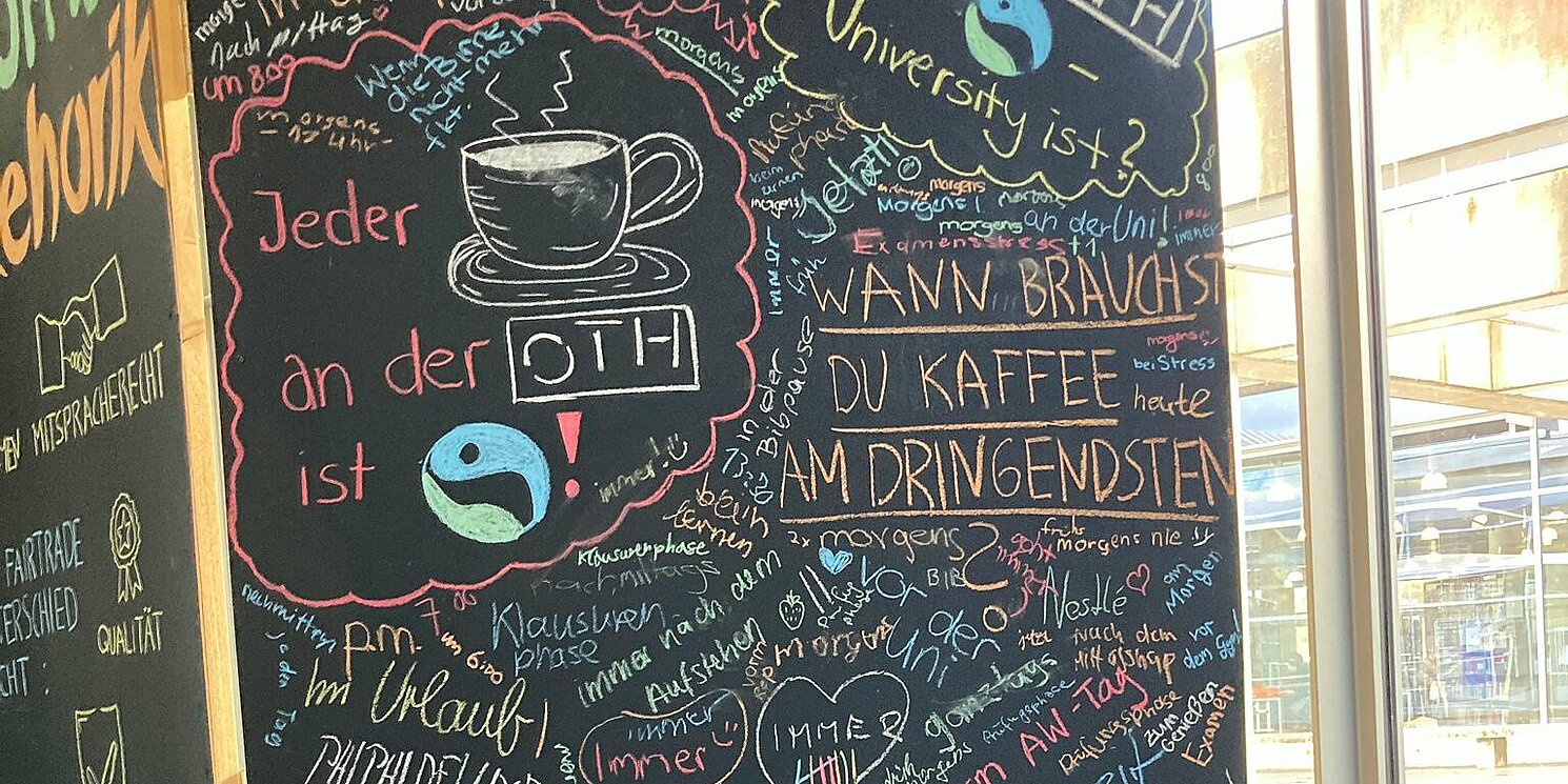 An der Wall of Thoughts stehen verschiedene Informationen und Fragen rund um Kaffee. 