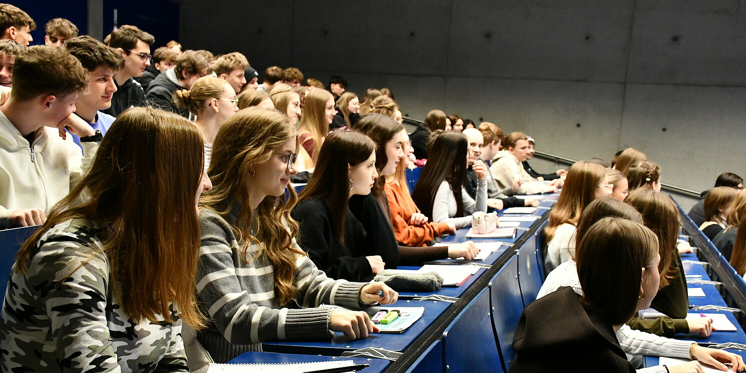 Blick in einen besetzte Hörsaal