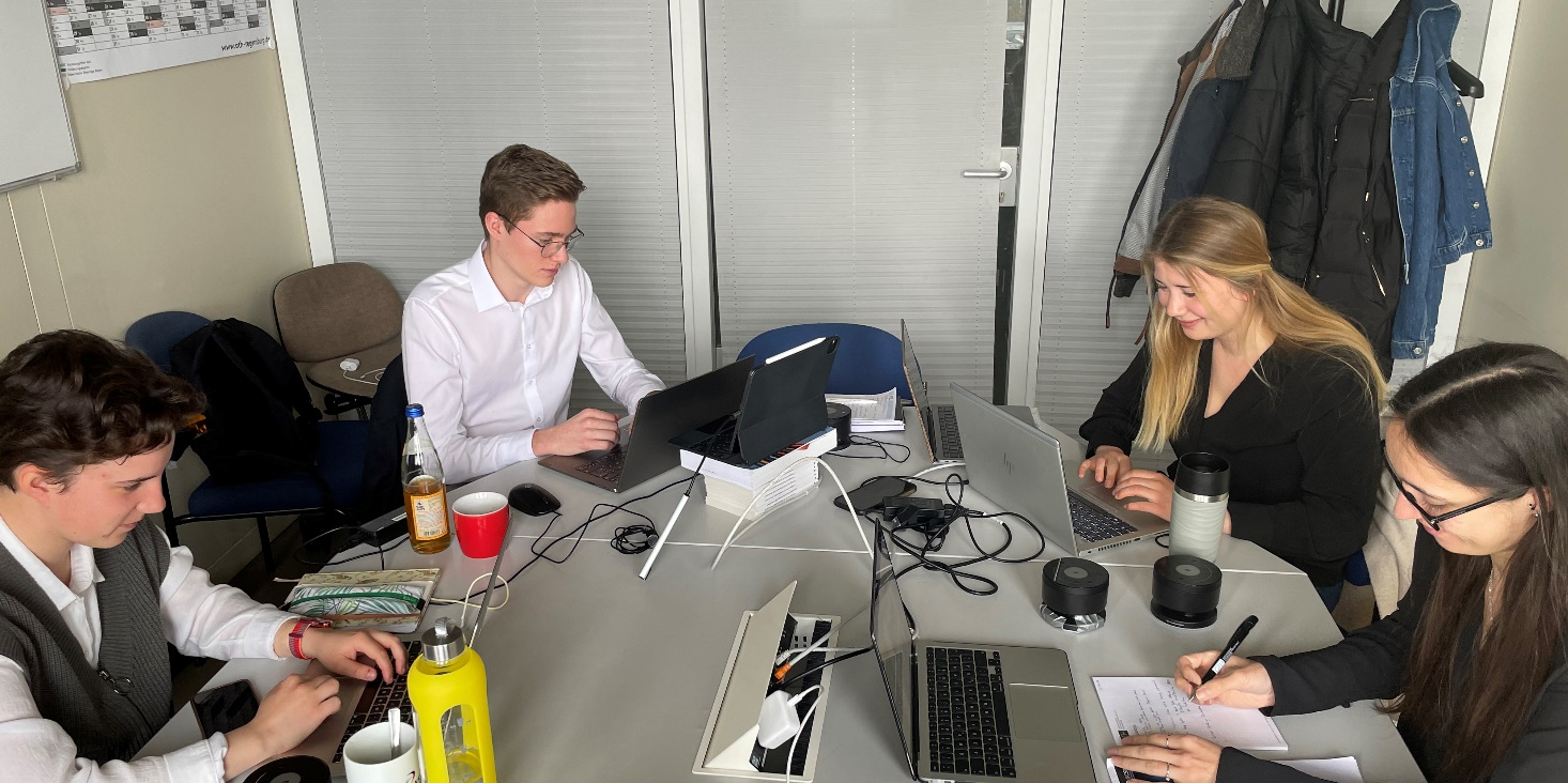 Die Four-Byte-Force bereitet sich auf ihr erstes Briefing vor: (v.l.) Jacqueline Mayrdorfer, Matthias Kauper, Henriette Model und Sonja Grünbauer. Foto: Johanna Schröder