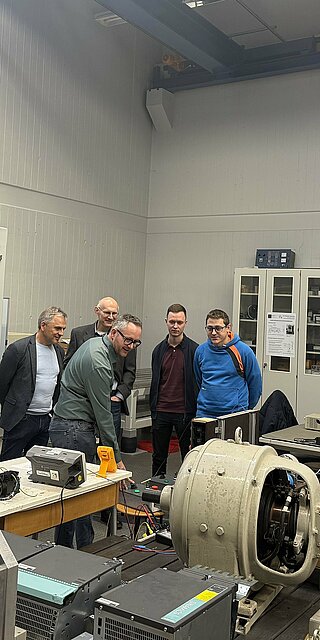 Axel Kagerer prüft den Laborprototyp der Historischen Straßenbahn. Foto: Carla Sure/OTH Regensburg Axel Kagerer prüft den Laborprototyp der Historischen Straßenbahn.