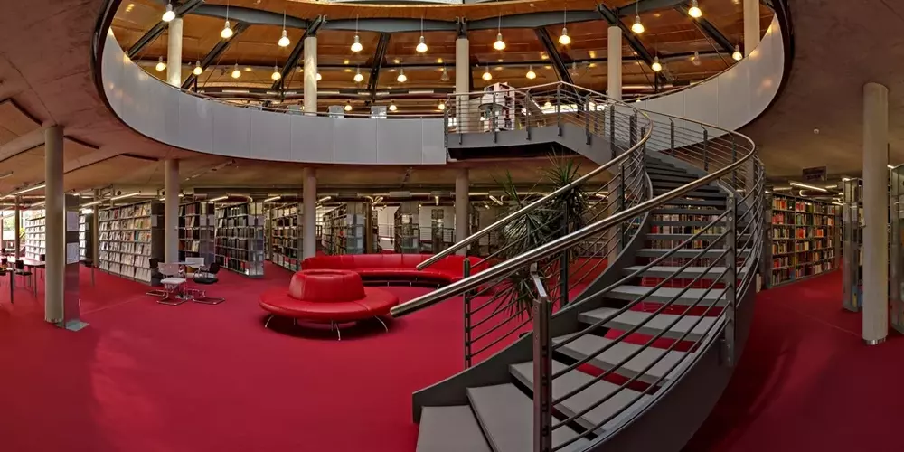 Untergeschoss mit Treppe und Sofa der Hauptbibliothek Seybothstraße