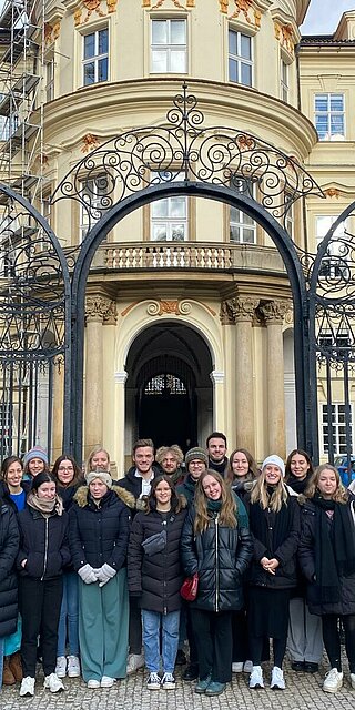 Die Gruppe vor dem Gebäude.