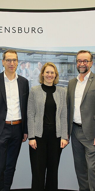 Kanzlerwechsel an der OTH Regensburg: Peter Endres (rechts) übergibt das Kanzleramt an Utto Spielbauer (links). Elisabeth Cramer ist neue Vizekanzlerin. Foto: OTH Regensburg/Carla Sure