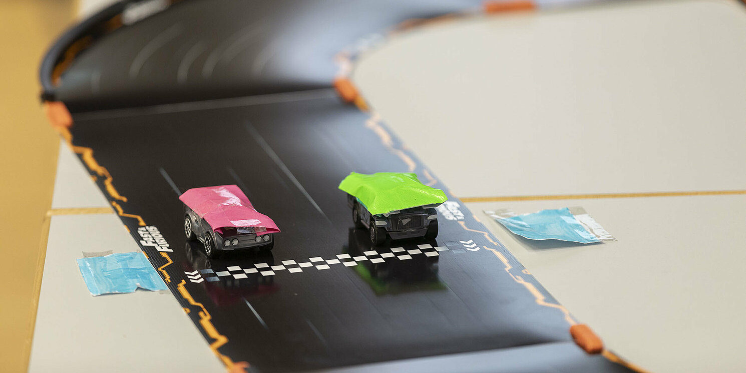 Spielzeugrennbahn mit zwei Autos.