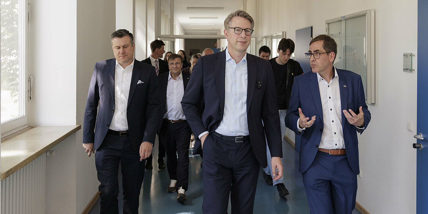Auf dem Weg in das Start-up Lab: Prof. Dr. Ralph Schneider, Präsident der OTH Regensburg (rechts) erläuterte Wissenschaftsminister Markus Blume, was den Standort Prüfening so einzigartig macht. Foto: OTH Regensburg/Florian Hammerich