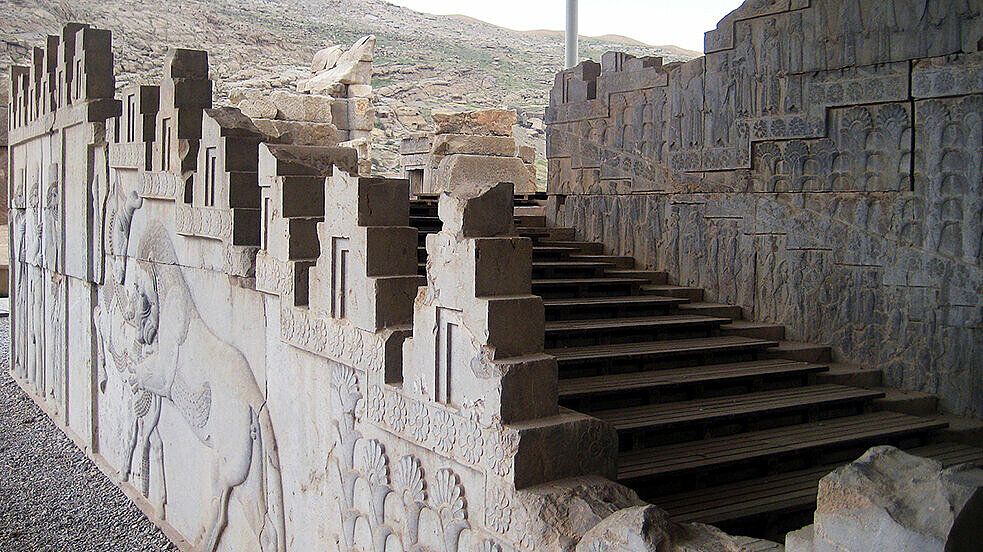 Nord-Treppe des Apadana in Persepolis (Iran) mit Relief von Gabenbringern.