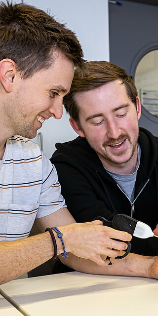 Symbolfoto: OTH Regensburg/Andreas Ellermeier Zwei Studenten im Labor Medizinprodukte bei der Arbeit an einem medizinischen Produkt
