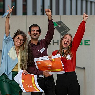 (v.l.) Ani Tovmasyan, Deniz Tümen und Corina Schmidbauer freuten sich über den ersten Platz beim 5-EuroBusiness-Wettbewerb. Foto: Stefan Durst