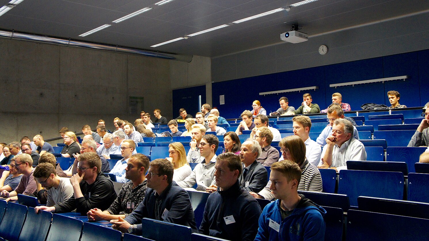 Die zahlreichen Zuhörerinnen und Zuhörer beim "Technik-Kolloquium Regensburg" im Oktober 2018 lauschten interessiert den Darstellungen des Referenten Oliver Müllerschön der Firma Trumpf.