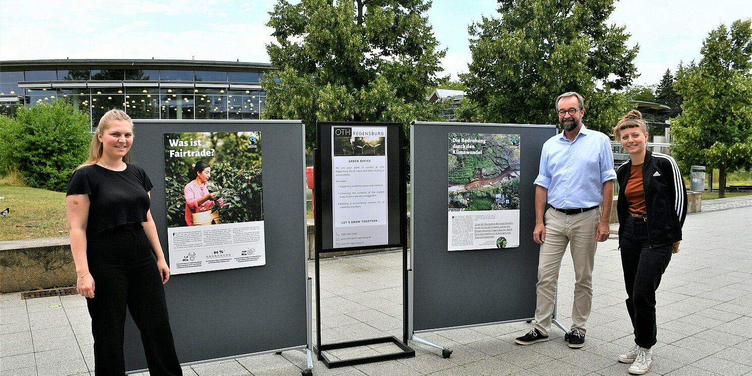 Faire-Trade Foto Ausstellung. Von links: Merle Herrmann, Prof. Skornia, Theresa Sittl Foto: Theresa Sittl