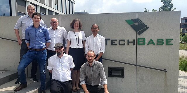 Gruppenfoto auf einer Treppe.