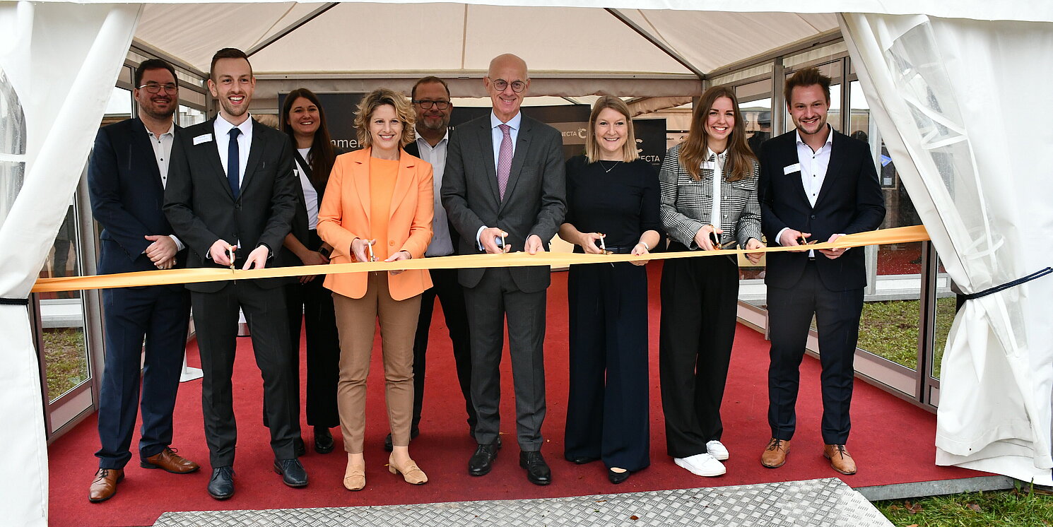Feierlich eröffneten die Ehrengäste und das Vorstandsteam des Connecta e.V. die Connecta 2024 und durchschnitten symbolisch ein Band. Foto: OTH Regensburg/Simone Grebler