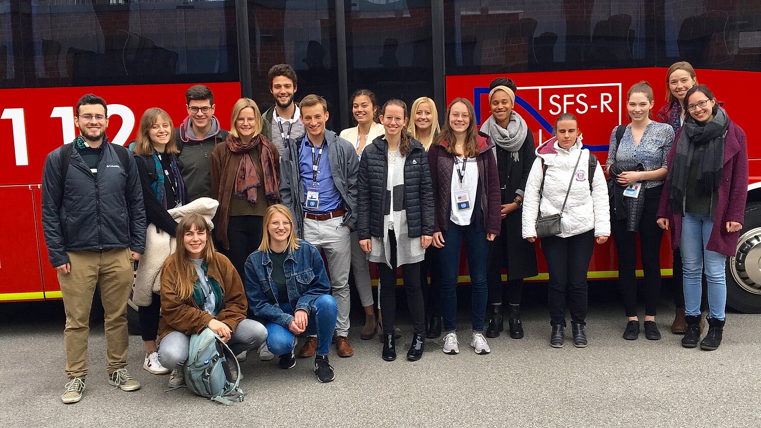 Teilnehmerinnen und Teilnehmer der „META Globe“-Übung im Sommersemester 2019 vor dem Bus der Staatlichen Feuerwehr Regensburg.