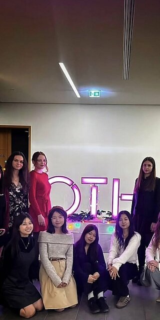 Tetiana Dziabko und Kateryna Pavlichenko zusammen mit anderen Austauschstudierenden beim Christmas Dinner. Foto: Julia Greil