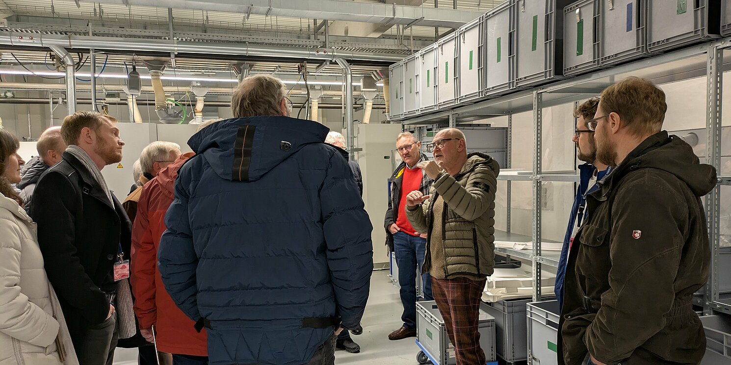 Führung durch eine Fertigungshalle