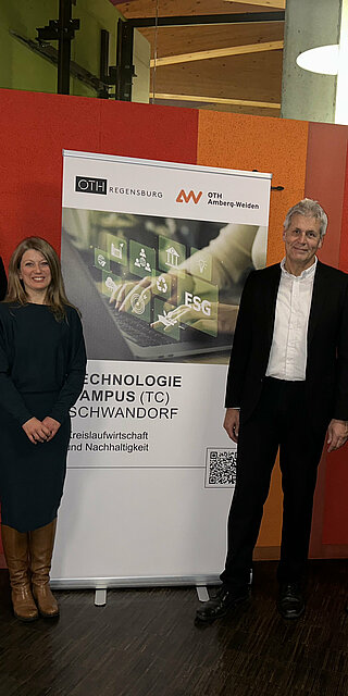 Christian Meyer (Wirtschaftsförderung Landkreis Schwandorf), Dr. Juliane Huber (Forschungsreferentin, OTH Regensburg), Dr. Thomas Niehoff (Geschäftsführung TC Schwandorf), Michael Tschapka (Referent für Forschungs-, Wissens- und Technologietransfer, OTH Amberg-Weiden), und Prof. Dr. Wolfgang Weber (Vizepräsident Forschung und Entwicklung, Transfer an der OTH Amberg-Weiden) Foto: Maria Pusoma/OTH Amberg-Weiden