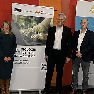 Christian Meyer (Wirtschaftsförderung Landkreis Schwandorf), Dr. Juliane Huber (Forschungsreferentin, OTH Regensburg), Dr. Thomas Niehoff (Geschäftsführung TC Schwandorf), Michael Tschapka (Referent für Forschungs-, Wissens- und Technologietransfer, OTH Amberg-Weiden), und Prof. Dr. Wolfgang Weber (Vizepräsident Forschung und Entwicklung, Transfer an der OTH Amberg-Weiden) Foto: Maria Pusoma/OTH Amberg-Weiden