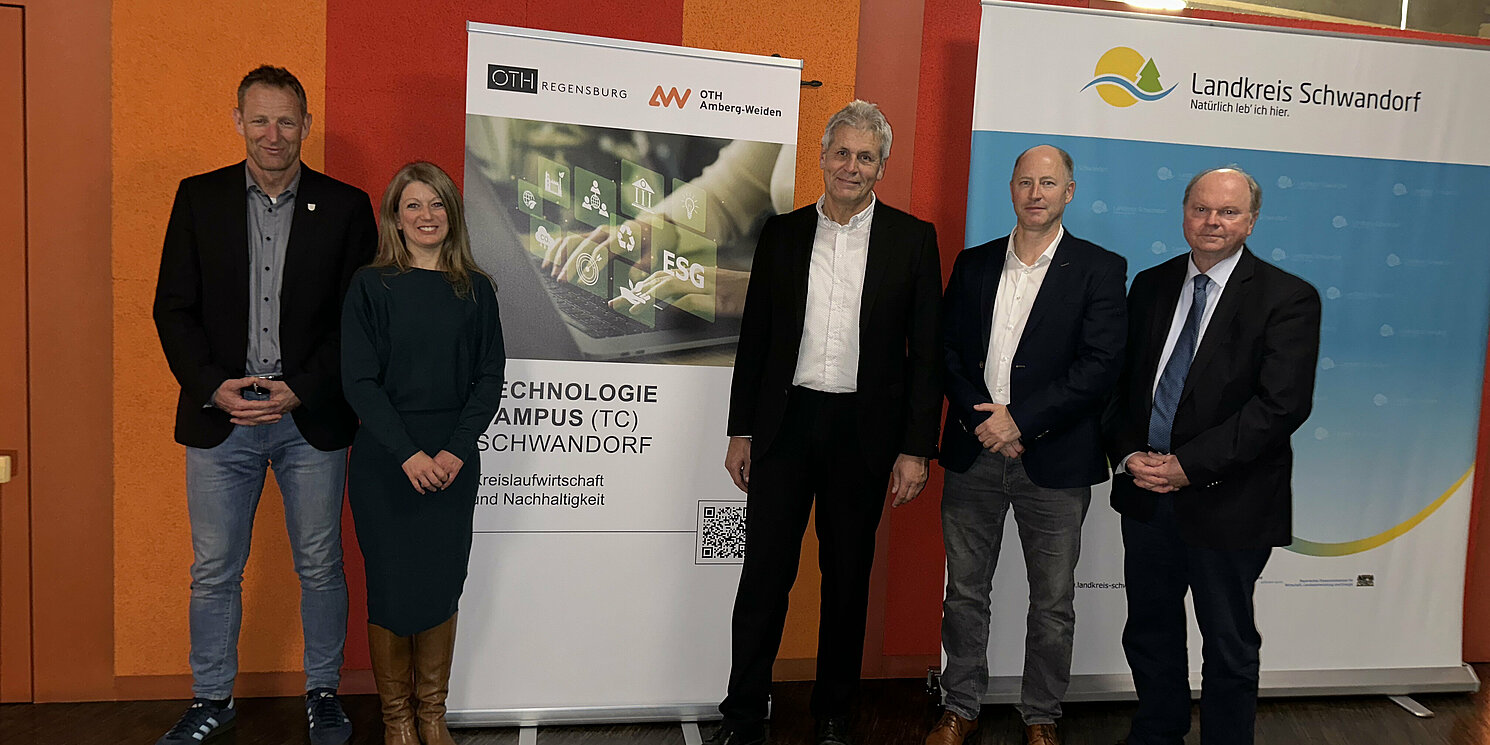 Christian Meyer (Wirtschaftsförderung Landkreis Schwandorf), Dr. Juliane Huber (Forschungsreferentin, OTH Regensburg), Dr. Thomas Niehoff (Geschäftsführung TC Schwandorf), Michael Tschapka (Referent für Forschungs-, Wissens- und Technologietransfer, OTH Amberg-Weiden), und Prof. Dr. Wolfgang Weber (Vizepräsident Forschung und Entwicklung, Transfer an der OTH Amberg-Weiden) Foto: Maria Pusoma/OTH Amberg-Weiden