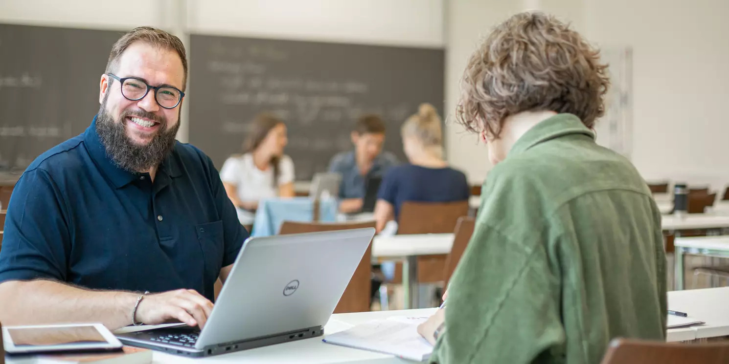 Studierende arbeiten und lernen in einem Seminarraum.