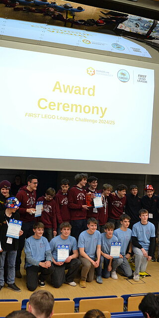 Gruppenfoto in einem Hörsaal.