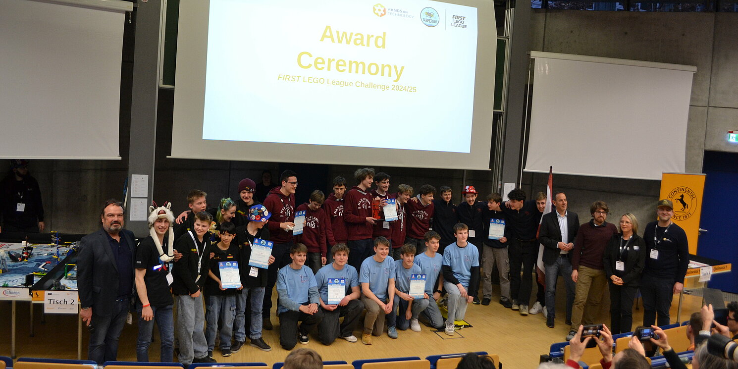 Gruppenfoto in einem Hörsaal.