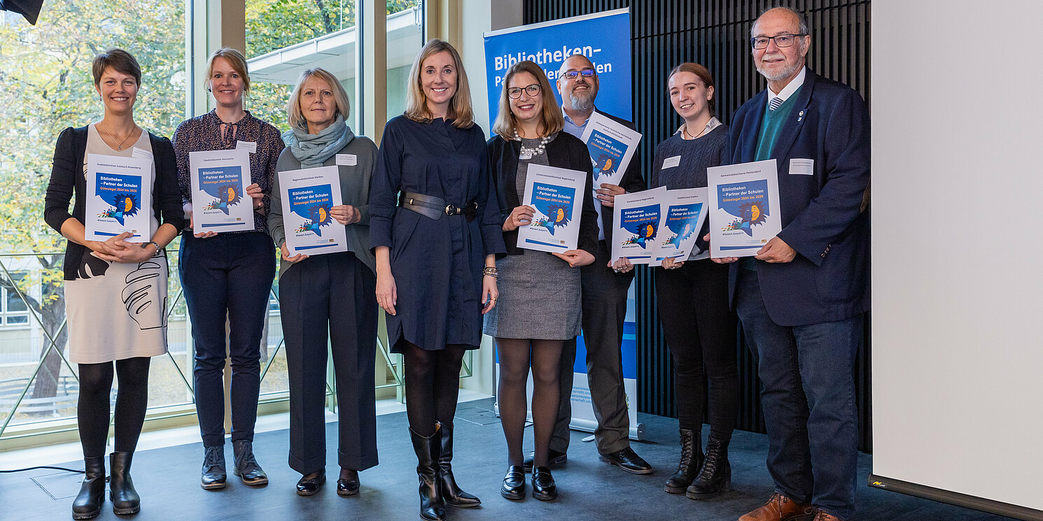 Die Vertreter der ausgezeichneten Bibliotheken der Oberpfalz mit Kultusministerin Anna Stolz (4. von links). Foto: Johannes Kiefer  