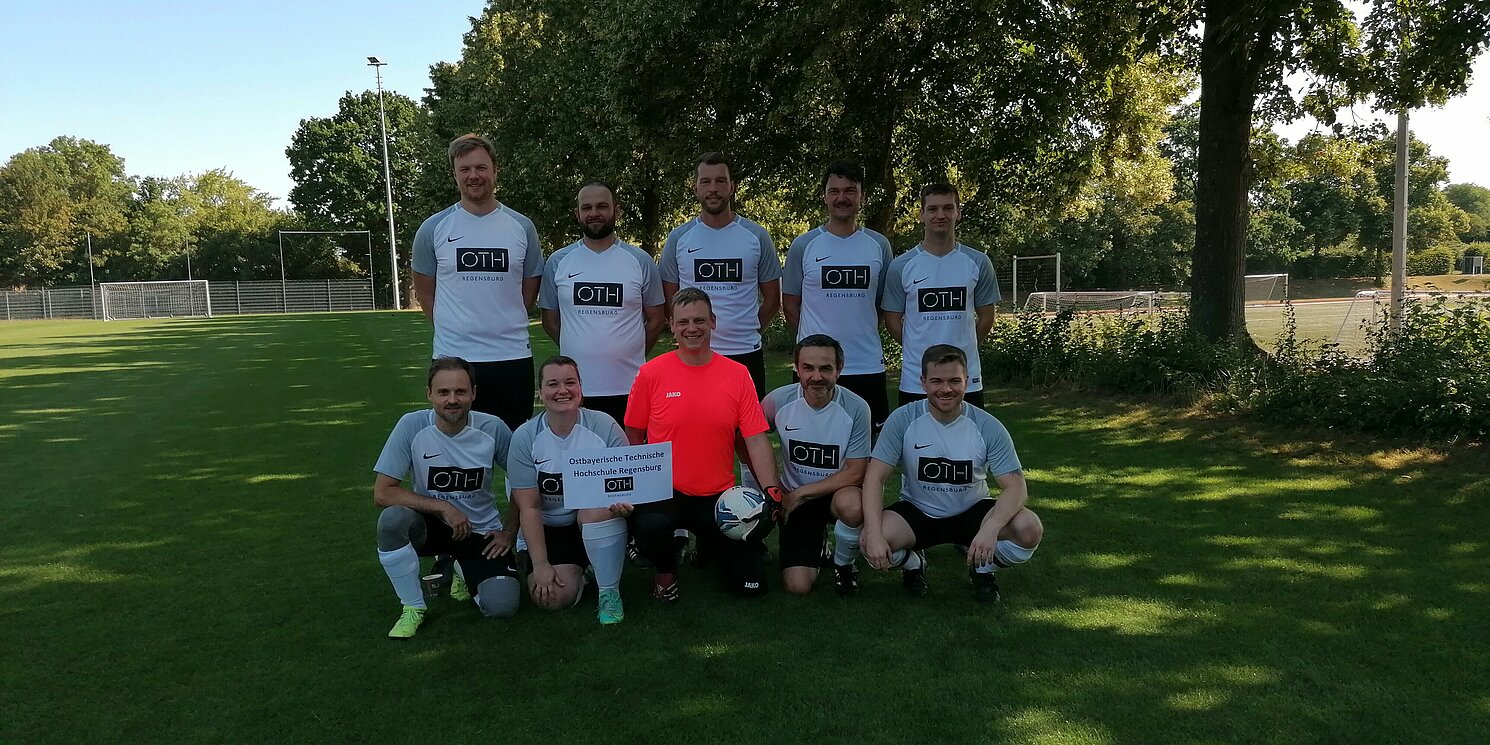 Die erfolgreiche Mannschaft der OTH Regensburg mit (hinten, von links) Kapitän Michael Wolfsteiner, Christian Pfeffer, Andreas Lehnerer, Ludwig Langwieder, Daniel Oppelt sowie (vorne) Daniel Leinzinger, Verena Obermeier, Matthias von Knoblauch, Andrei Földi und Johannes Seitz.