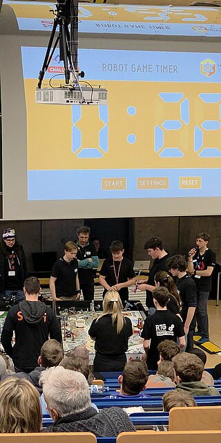 Mit viel Kreativität und technischem Know-how entwickelten die Teams Lösungen, um Herausforderungen von Archäologinnen und Archäologen zu verstehen und zu meistern. Foto: OTH Regensburg/Valentina Burghart