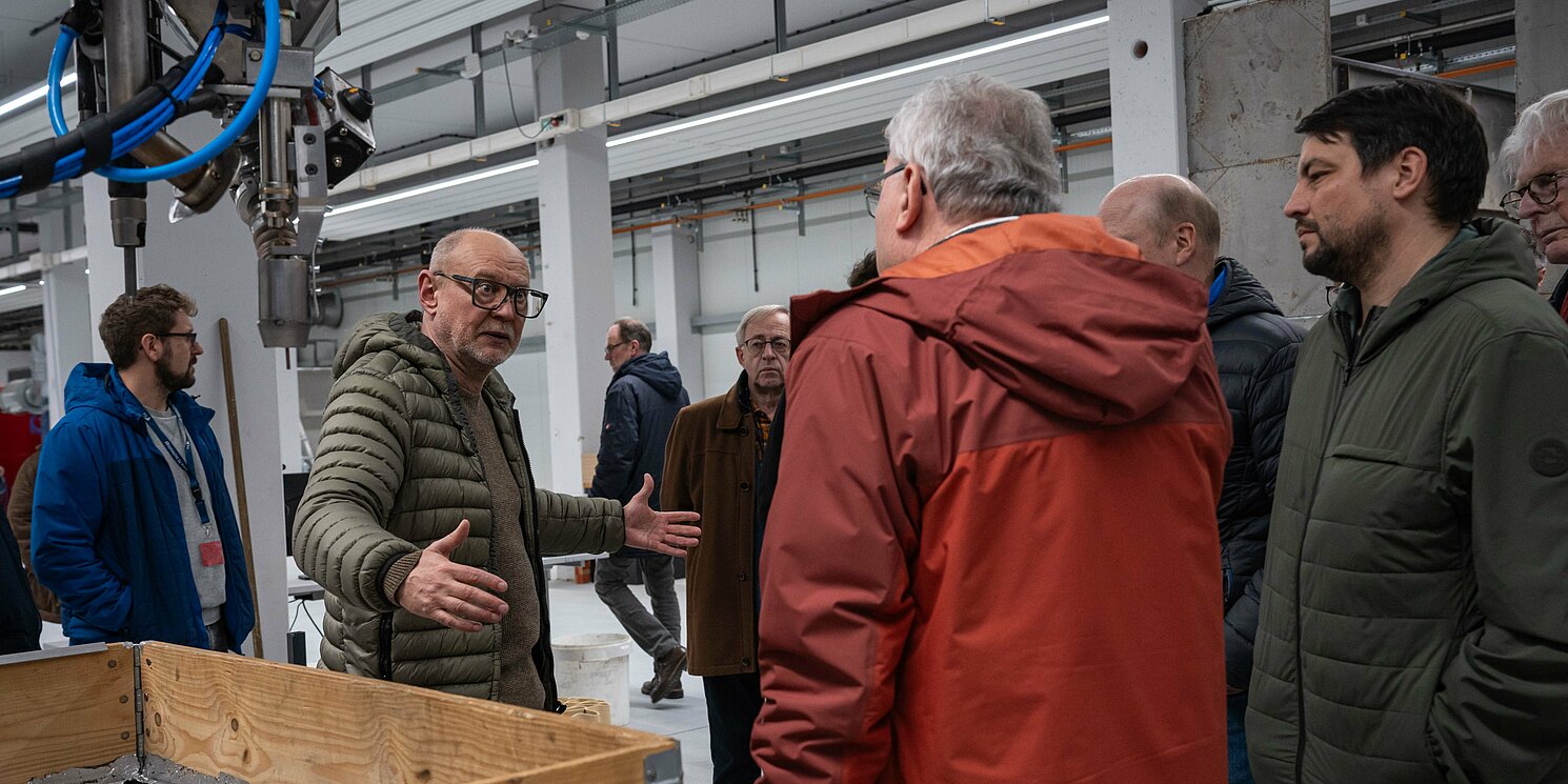 Führung durch eine Fertigungshalle