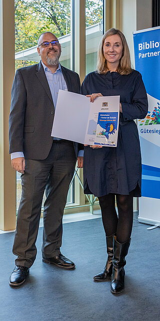 Stephan Ligl, Leiter des Referats Information, Hochschulbilbiothek der OTH Regensburg und Kultusministerin Anna Stolz bei der Verleihung des Gütesiegels. Foto: Johannes Kiefer