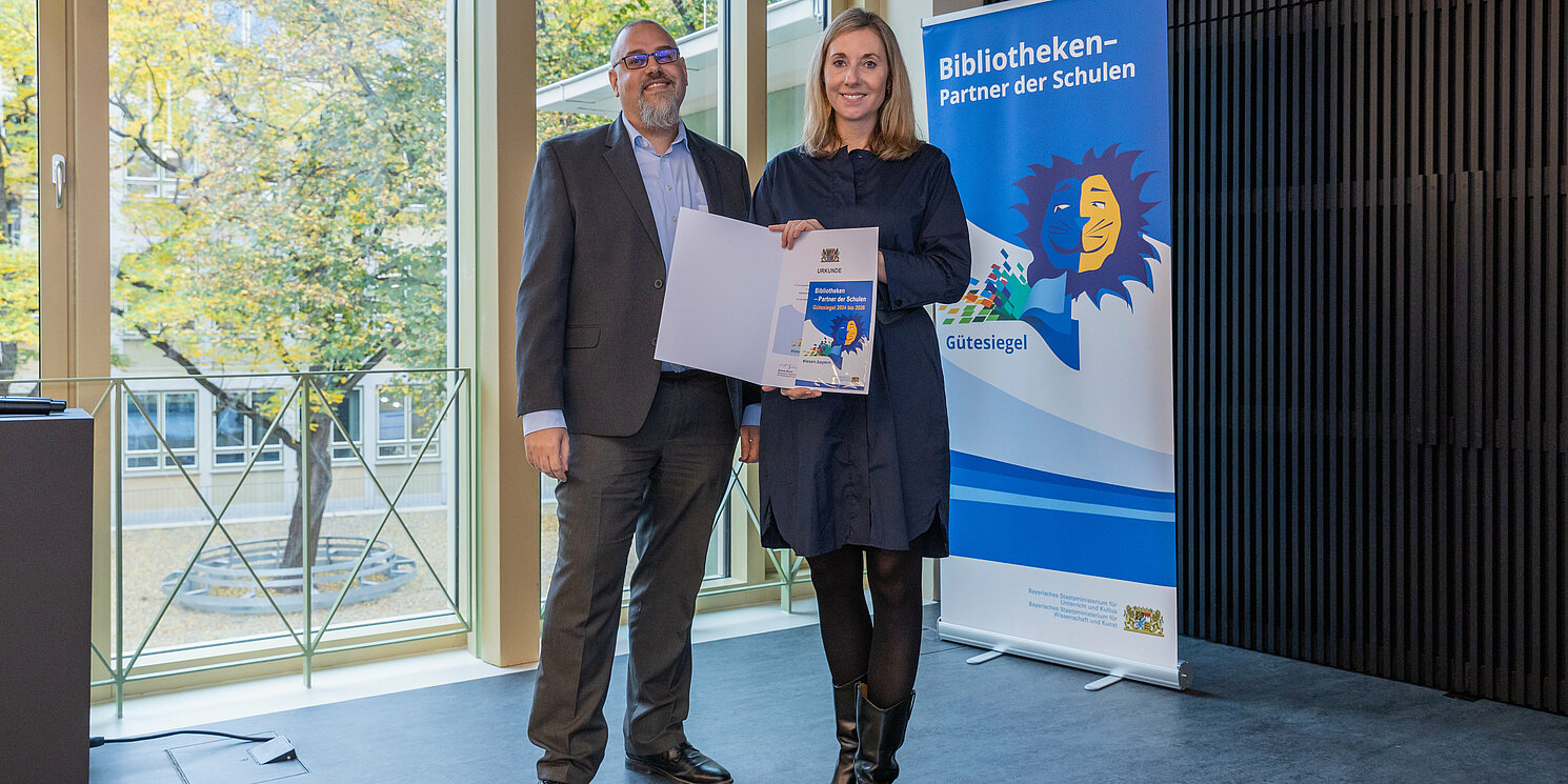 Stephan Ligl, Leiter des Referats Information, Hochschulbilbiothek der OTH Regensburg und Kultusministerin Anna Stolz bei der Verleihung des Gütesiegels. Foto: Johannes Kiefer