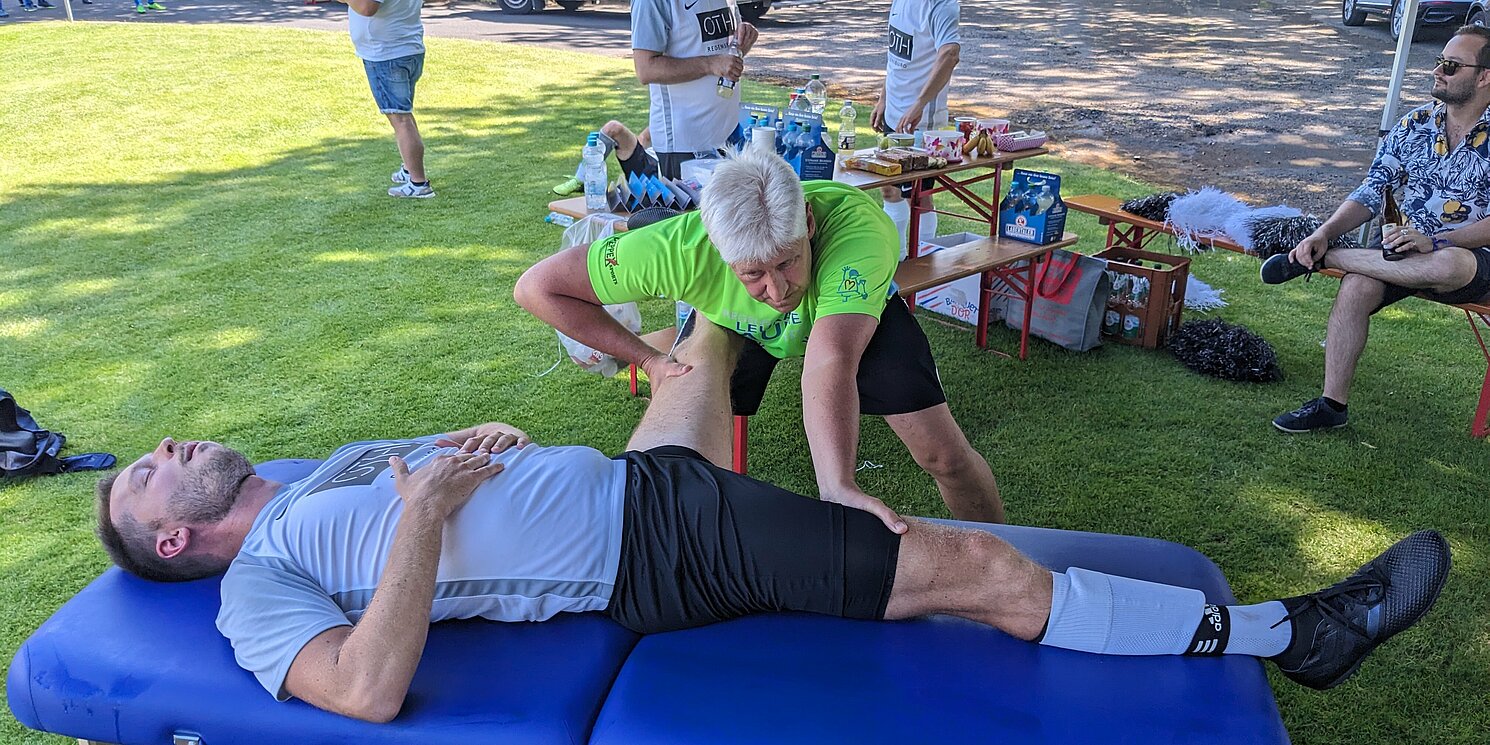 Team-Physio Armin Kolb sorgte, zusammen mit seiner Tochter Alina, dafür, dass die Mannschaft gesund und einsatzbereit durchs Turnier kam. Foto: Michael Wolfsteiner