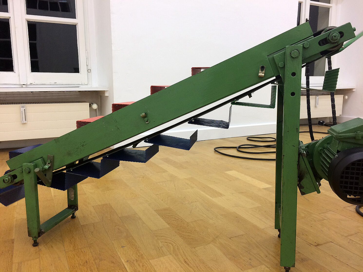 Arbeiten der Künstlerin Jasmin Werner wie zum Beispiel die Installation „Ambivalent Escalator (Beim Laufen die Schuhe besohlen)“ haben Treppen als Leitmotiv.