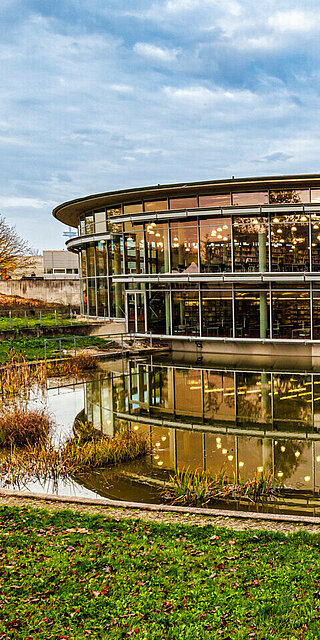 Die Glasfassade der Hochschulbibliothek prägt das Erscheinungsbild des Gebäudes und sorgt für eine helle, einladende Atmosphäre. Foto: Andreas Ellermeier/OTH Regensburg