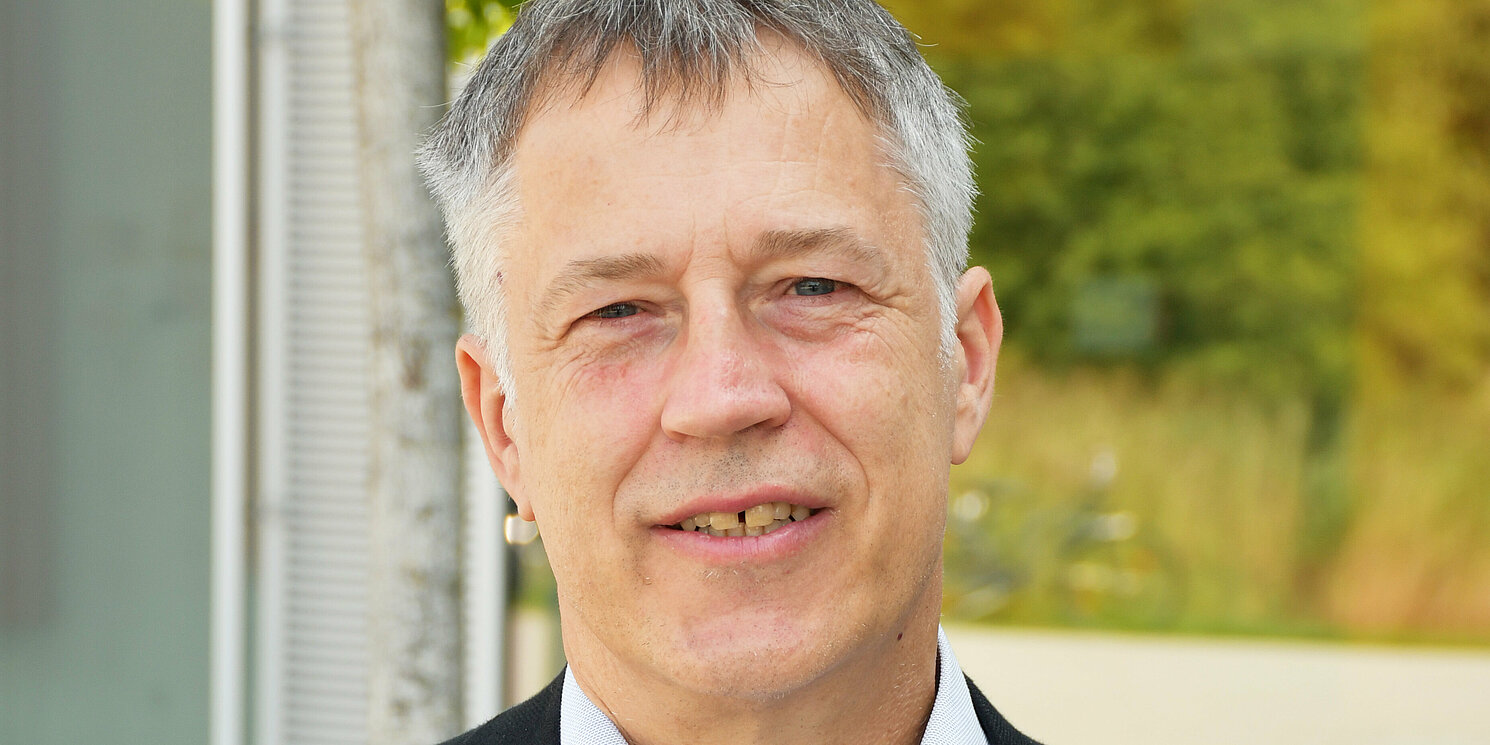 Prof. Dr phil. habil. Karsten Weber is a philosopher and expert in technology assessment. He heads the Institute for Social Research and Technology Assessment (IST) at OTH Regensburg. Photo: Michael Hitzek/OTH Regensburg